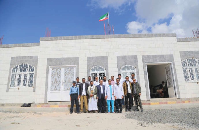 الكادر الطبي امام المركز﻿