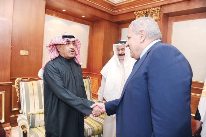 رئيس الوزراء المصري مابراهيم محلب مصافحا نائب رئيس التحرير الزميل عدنان الراشد خلال استقباله رؤساء تحرير الصحف الكويتية وممثليهم امس ويبدو الزميل سليمان الجارالله ﻿