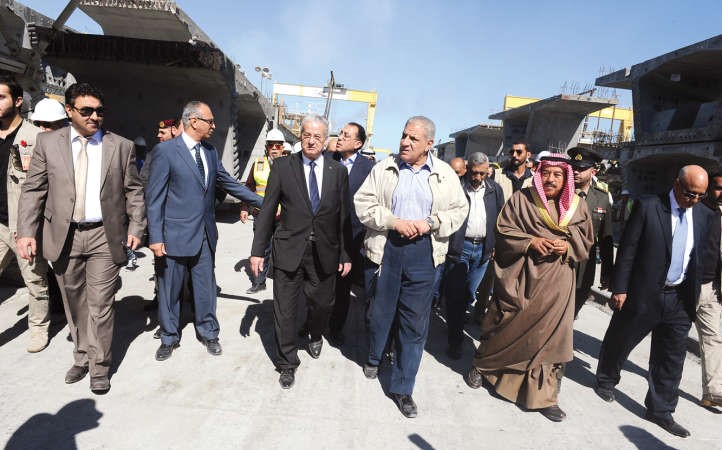 رئيس الوزراء المصري متفقدا مشروع طريق الجهراء﻿