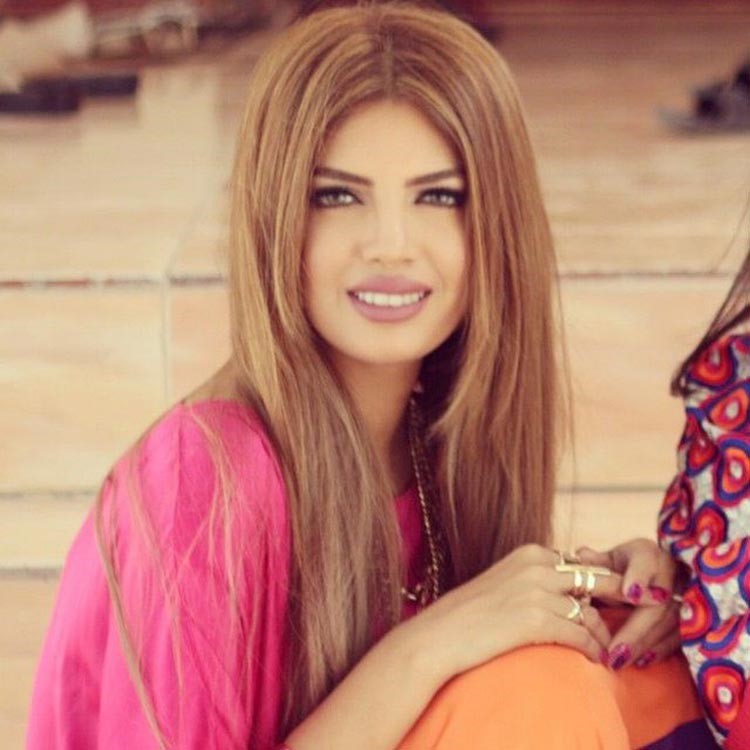 اريج البلوشي هي مدونة موضة عمانية