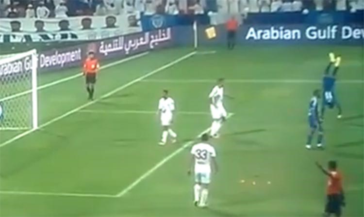 فيديو غريب.. لاعب "النصر" الإماراتي يمشي على يديه داخل الملعب