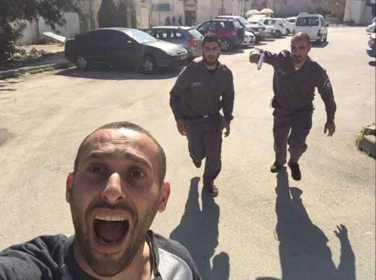 شاهد.. فلسطيني يلتقط "سيلفي" اثناء اعتقاله من قبل الصهاينة.. تعرف على حقيقة الحادثة