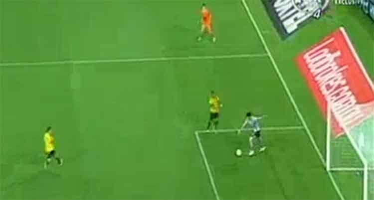 بالفيديو.. هدف "كوميدي" بعد خطأ كارثي من حارس المرمى!
