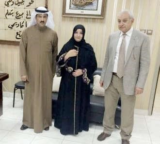 د بدر العيسي وعبدالله العدواني مع مديرة مدرسة الوسطي المتوسطة للبنات