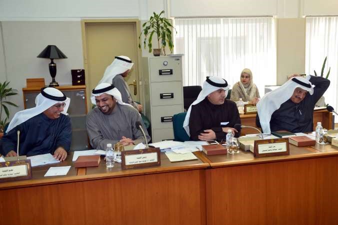 كامل العوضي وعبدالله التميمي وديوسف الزلزلة ومبارك الحريص خلال اجتماع لجنة الاولويات