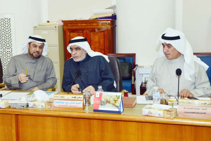 عدنان عبدالصمد متوسطا النائبين معادل الخرافي وديوسف الزلزلة