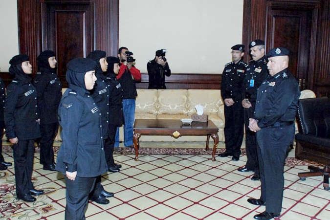 الفريق سليمان الفهد خلال استقباله الخريجات ﻿