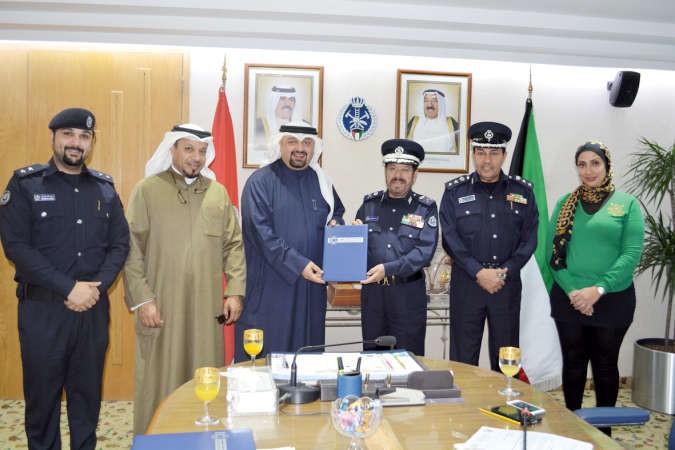 تبادل الدروع التذكارية بين الاطفاء وجمعية العلاقات العامة﻿