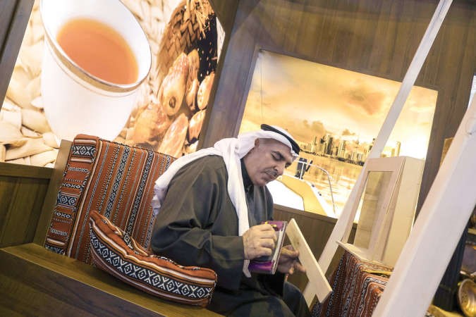 كويتي يعرض منتجات وطنية في المعرض الدولي للسياحة في مدريدوتتوقع الكويت ان تسجل عجزا في ميزانيتها هذه السنة وتتطلع لتنويع مصادر الدخل وفتح فرص اكبر للمواطنين بالقطاع الخاص افپ
