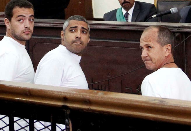 صورة ارشيفية لمحاكمة صحافيي الجزيرة يظهر فيها محمد فهمي في الوسطافپ