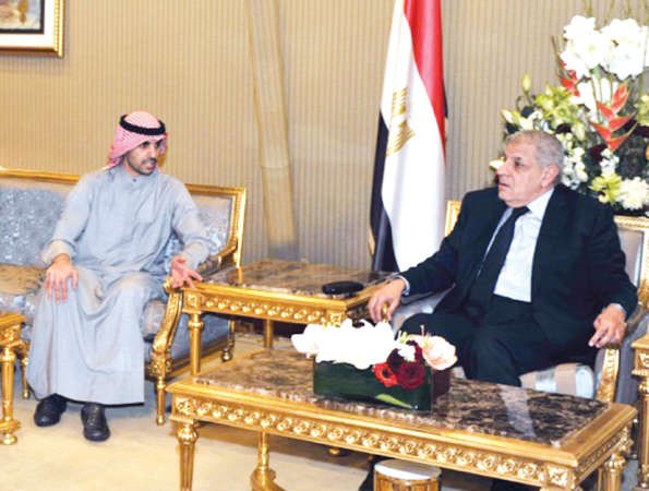 بدر ناصر الخرافي خلال لقائه رئيس مجلس الوزراء المصري مابراهيم محلب