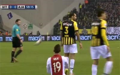 بالفيديو.. "على طريقة توران"..لاعب بولندي يضرب خصمه بحذائه!