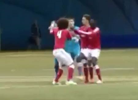 بالفيديو.. شباب بنفيكا وزينيت يحوّلون أرض الملعب إلى حلبة ملاكمة! 