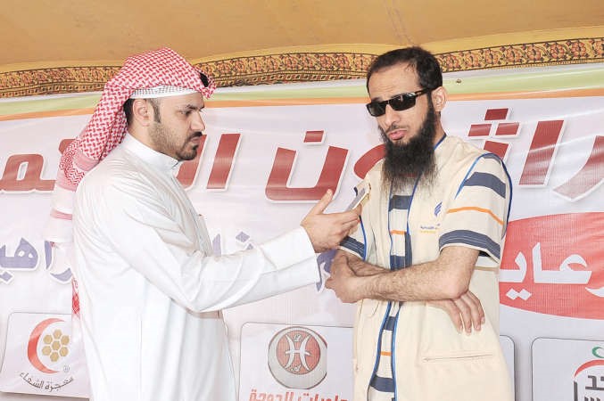 انور الظفيري متحدثا الى الزميل عبدالله العليان