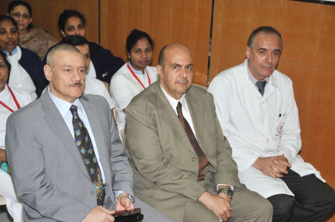 عدد من الحضور