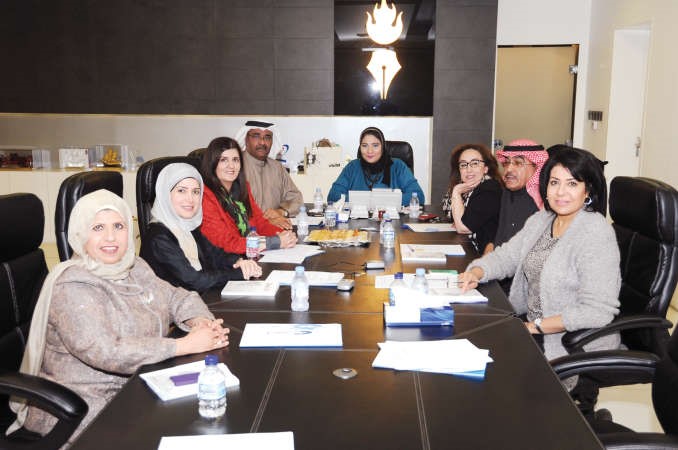 نائب رئيس التحرير الزميل عدنان الراشد والزميلة الاء خليفة مع ضيوف الندوة	هاني الشمري﻿
