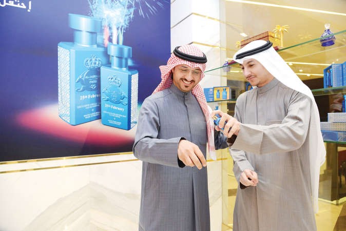 بركات الوقيان وفيصل البصري يتبادلان رذاذ العطر 