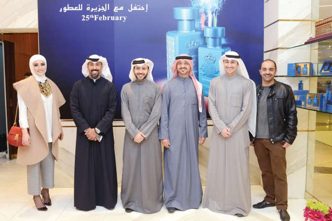 لقطة جماعية لعدد من الحضور احمد علي