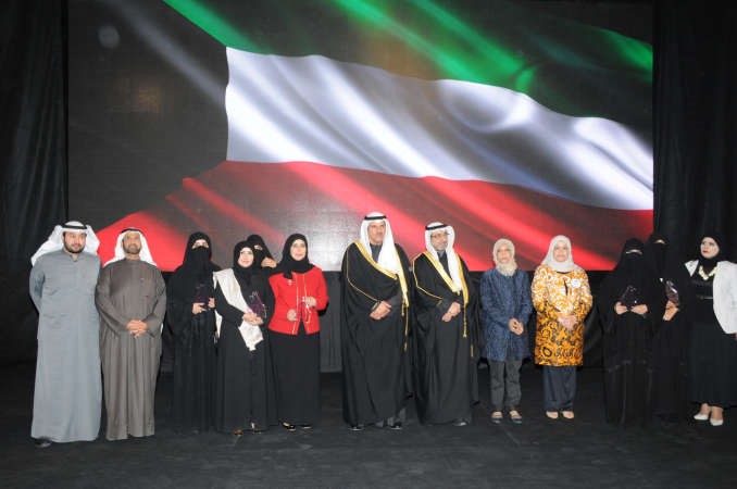 الشيخ سلمان الحمود ودعصام الفليج ودمريم الوتيد يتوسطون المكرمين خلال الحفل 