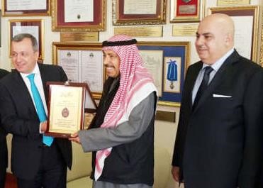 وفد نقابة المحامين اللبنانية يقدمون درعا تكريمية للشاعر عبدالعزيز البابطين﻿