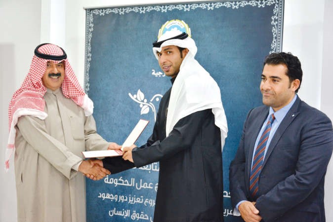 خالد الجارالله مكرما احد المشاركين في الدورة