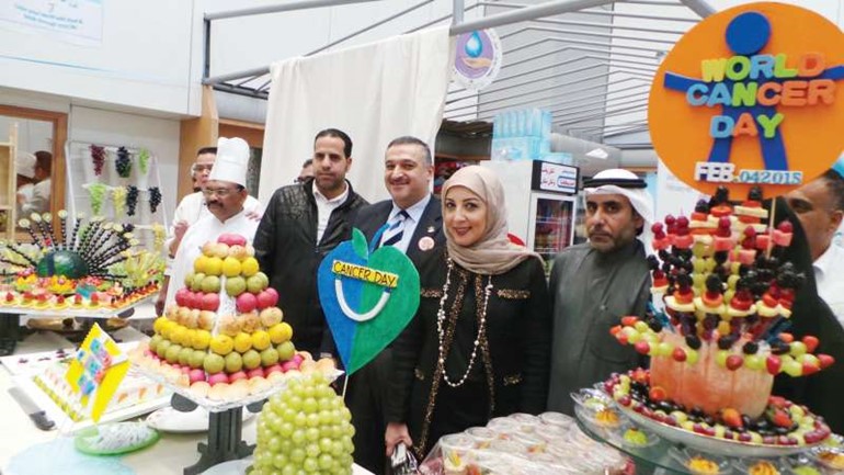 داحمد العوضي ودريم العسعوسي في جولة بالمعرض 