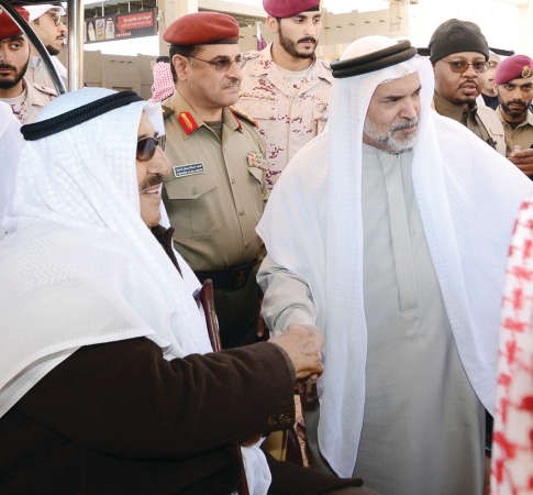 سمو الامير مصافحا السفير البحريني الشيخ خليفة بن حمد