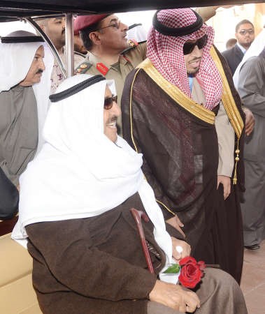 سمو الامير يستمع الى شرح عن احد مرافق القرية من احد الحضور