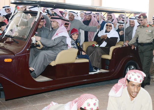 صاحب السمو الامير الشيخ صباح الاحمد وسمو ولي العهد الشيخ نواف الاحمد والحضور يتابعون احدى الفقرات التراثية
