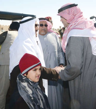  صاحب السمو مصافحا عبدالعزيز اسحاق ويبدو الشيخ علي الجراح