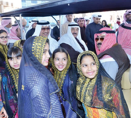 مجموعة من الزهرات سعيدات بالزيارة الكريمة لصاحب السمو ومرافقيه