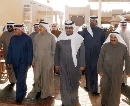 سمو رئيس الوزراء الشيخ جابر المبارك متقدما عددا من الوزراء