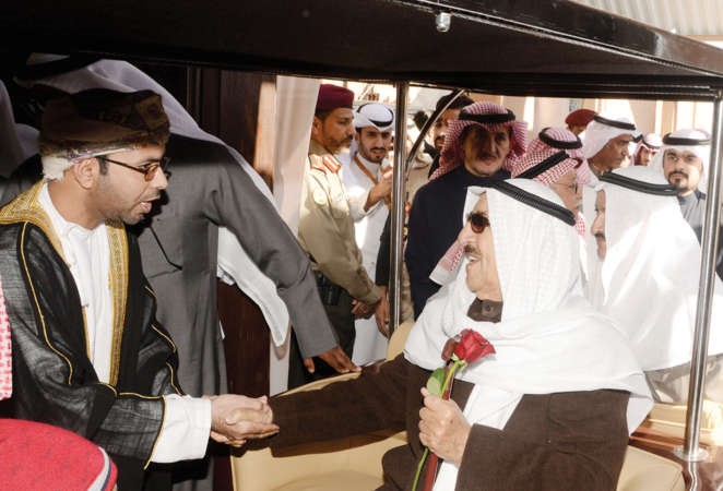 ترحيب من صاحب السمو باحد الحضور في القرية