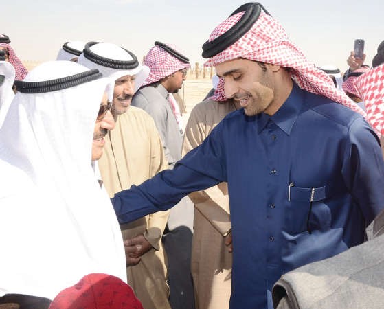 الشيخ محمد بن عبدالله ال ثاني مصافحا صاحب السمو