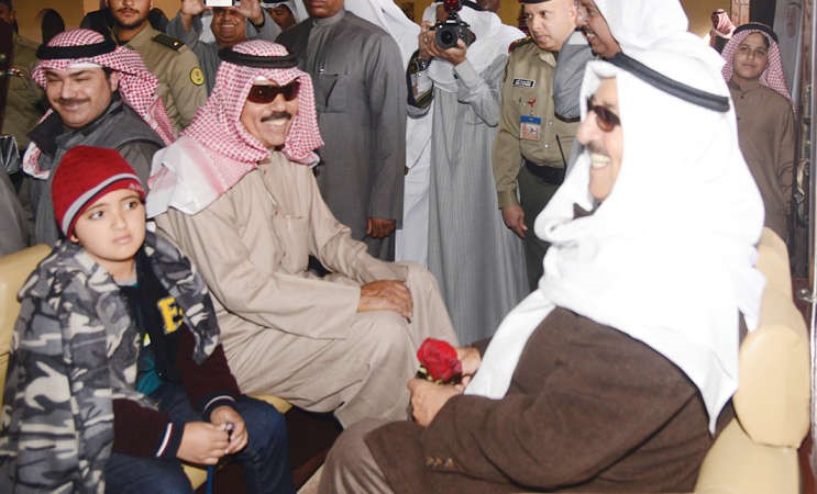 حديث باسم بين صاحب السمو وسمو ولي العهد ويبدو الشيخ خالد العبدالله وعدد من الحضور