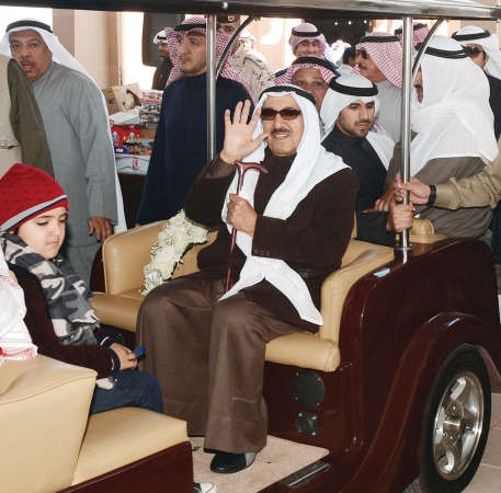 صاحب السمو الامير يحيي زوار القرية التراثية