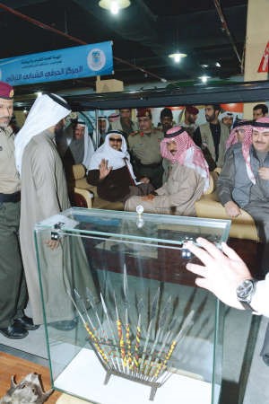 سمو الامير وسمو ولي العهد يطلعان على بعض المحتويات التراثية في القرية
