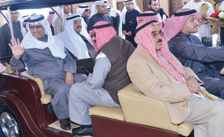  الشيخ فيصل السعود والشيخ مشعل الاحمد وسمو الشيخ ناصر المحمد وسمو الشيخ جابر المبارك خلال جولة في القرية