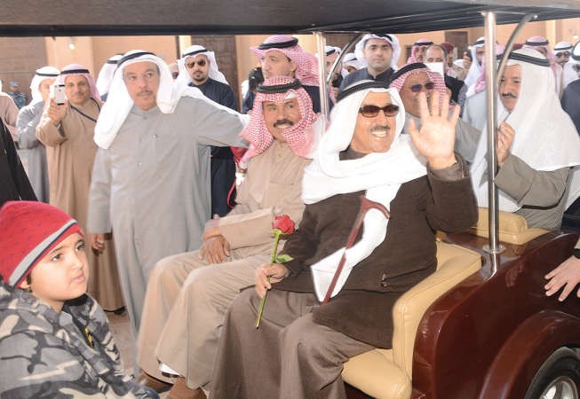 صاحب السمو الامير الشيخ صباح الاحمد محييا رواد القرية بحضور سمو ولي العهد الشيخ نواف الاحمد ويبدو الشيخ علي الجراح ومحمد ضيف الله شرار وانور الرفاعي وعدد من الحضور