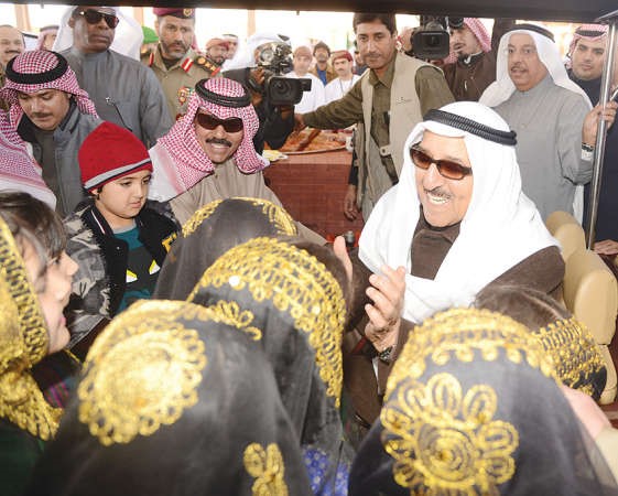 صاحب السمو الامير الشيخ صباح الاحمد في لقطة ابوية مع بعض الزهرات