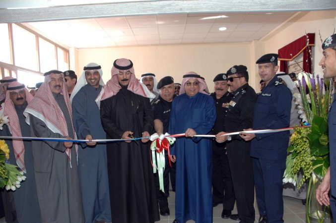 الشيخ محمد الخالد خلال افتتاحه لمخفر السالمي بحضور الشيخ محمد العبدالله والفريق اول متقاعد فهد الامير﻿
