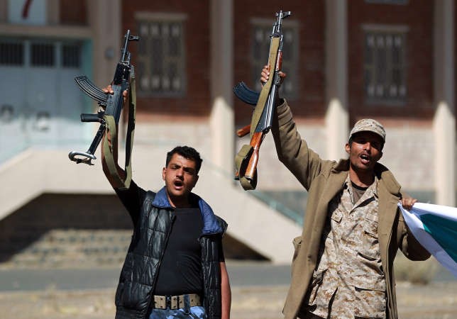 مسلحان حوثيان يلوحان بسلاحيهما خلال تظاهرة في العاصمة صنعاء امس 	افپ﻿