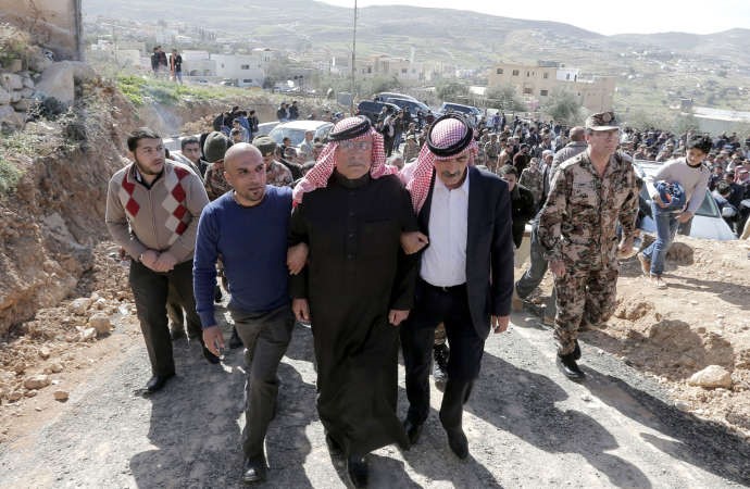 صافي الكساسبة والد الطيار الاردني معاذ خلال تلقيه العزاء في ديوان العائلة بالكركافپ﻿