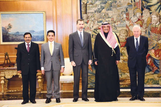 الملك فيليب السادس مستقبلا الشيخ صباح الخالد والوفد المرافق له 