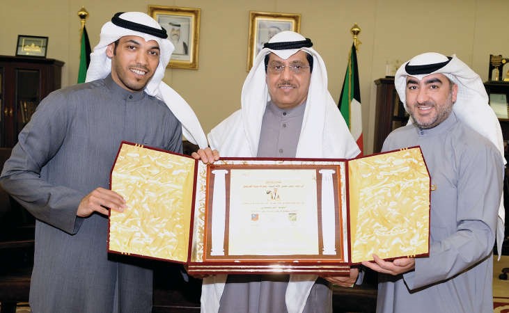 النائب مبارك الخرينج يتسلم درعا تذكارية من احمد الرشيدي بحضور حسين عاشور