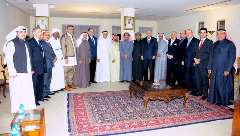 الشيخ عزام الصباح متوسطا السفراء العرب في البحرين ﻿