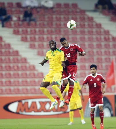 لاعب العربي احمد فتحي يحاول ابعاد الكرة 