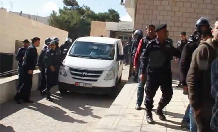 بالفيديو.. أردني غاضب يرمي حذاءه على السيارة التي تحمل جثة ساجدة الريشاوي