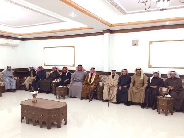 جانب من رواد ديوانية الرشدان في منطقة الفحيحيل