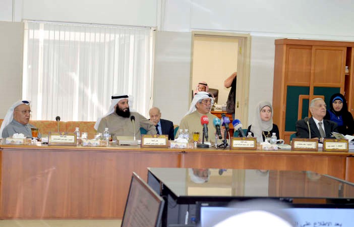 م عادل الخرافي وسعود الحريجي ونبيل الفضل ومستشارة لجنة المرافق العامة د جنان بوشهري خلال الاجتماع